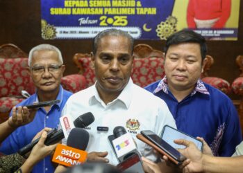 M. SARAVANAN ditemui pemberita program penyerahan sumbangan kepada masjid dan surau Parlimen Tapah di Tapah hari ini. - UTUSAN/MUHAMAD NAZREEN SYAH MUSTHAFA