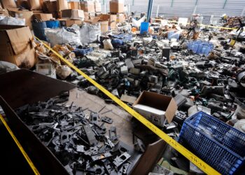 LONGGOKAN sisa e-waste yang ditemukan di sebuah kilang haram di Teluk Panglima Garang, Banting, Selangor. - UTUSAN/AFIQ RAZALI