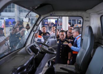 AEDY FADLY Ramli memeriksa sebuah lori ketika meninjau penambahbaikan slot pemeriksaan kenderaan di Puspakom Shah Alam, Selangor. - UTUSAN/SADDAM YUSOFF