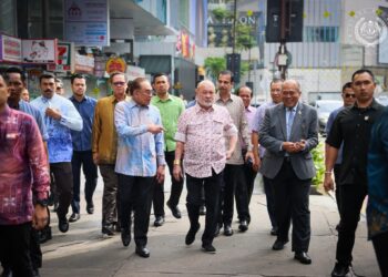 SULTAN Ibrahim bersama Anwar berjalan kaki di sekitar ibu kota pagi tadi. - FACEBOOK SULTAN IBRAHIM SULTAN ISKANDAR.