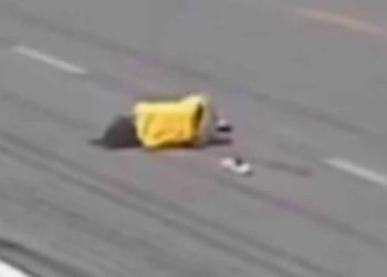TANGKAP layar video menunjukkan mangsa terbaring atas jalan selepas terjatuh dari motosikal. - AGENSI