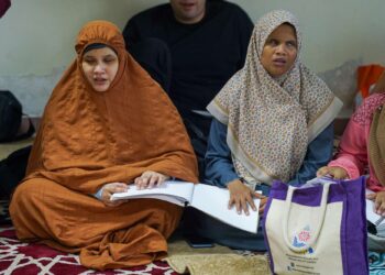 Sebahagian orang kurang upaya (OKU) penglihatan membaca al-Quran tulisan Braille pada Majlis Tadarus dan Khatam Al-Quran 1446H/2025 Pertubuhan Alumni Pelatih Islam Masalah Penglihatan di Brickfields, baru-baru ini. – Utusan/ISKANDAR ISHAK