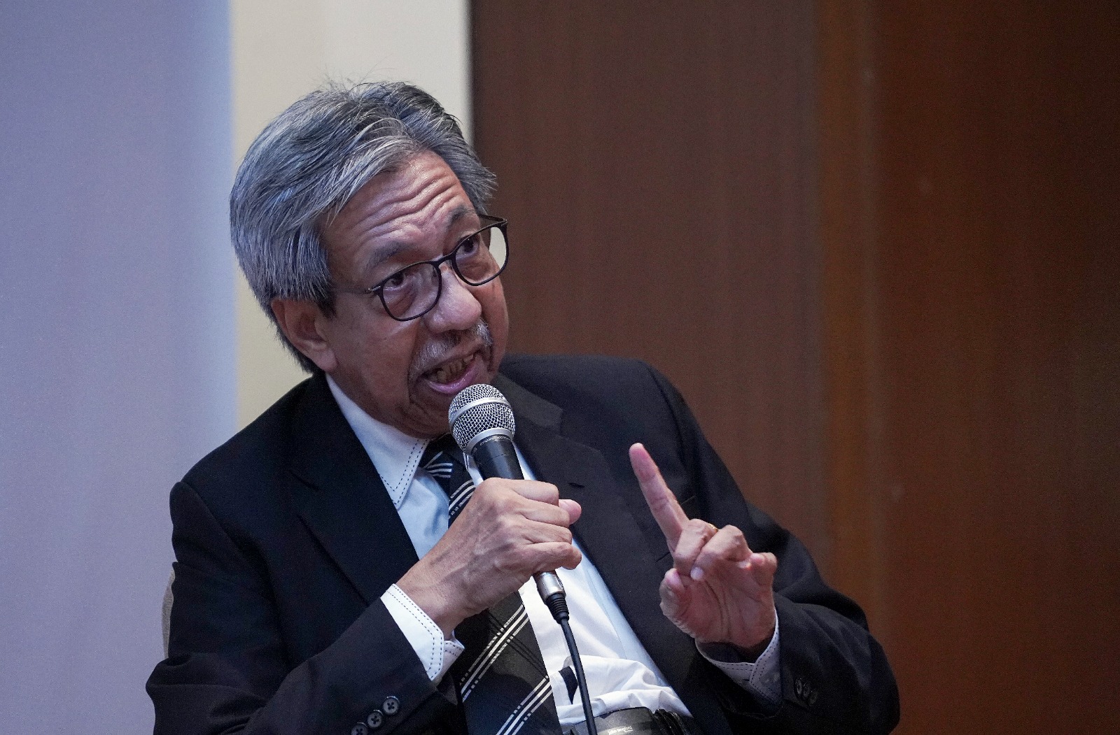 Kerajaan sendiri langgar pekeliling guna bahasa Melayu