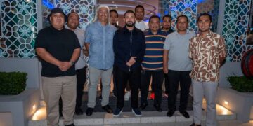 TUNKU Mahkota Ismail bersama Exco SAM ketika jamuan moreh di Johor Bahru, semalam.