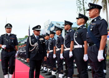 RAMLI Mohamed Yoosuf (dua dari kiri) memeriksa kawalan kehormat pada Majlis Perasmian IPD Kuala Terengganu, Terengganu, semalam. – UTUSAN/PUQTRA HAIRRY