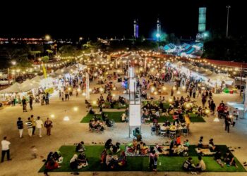 SEBAHAGIAN daripada pengunjung yang duduk sambil makan di atas tikar di Selepek Sahur Payang Walk di Kuala Terengganu. – UTUSAN/PUQTRA HAIRRY ROSLI