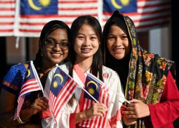 RAKYAT perlu disedarkan tentang soal perpaduan dan pembinaan negara bangsa merentasi soal agama, bangsa, kepentingan peribadi mahupun ideologi politik.