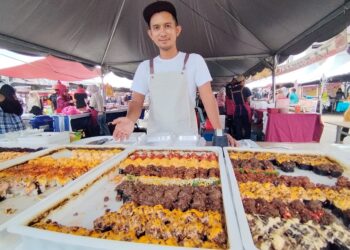 SHARUDDIN Sabri menunjukkan susyi yang terdapat di gerainya di Bazar Ramadan Kuala Besut, Terengganu. – UTUSAN/WAN ZURATIKAH IFFAH WAN ZULKIFLI