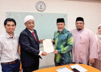 SAIPOLBARIN (dua dari kanan),  Pengarah Eksekutif KIBAS Enterprise, Mohamad Ibrahim Zainuddin (dua dari kiri) dan Ketua Jabatan Bahasa Moden, Dr. Taj Rijal Mohammad Romli (tiga dari kiri) pada majlis menandatangani perjanjian, baru-baru ini.