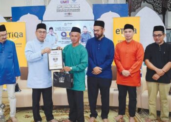 DR. Mohd Zamri (dua kiri) menyerahkan watikah kepada wakil pengurusan sekolah yang terlibat dengan penganjuran program Asnaf  to Asnaf yang diadakan di Kuala Nerus, baru-baru ini.