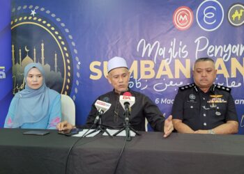 CHE Ibrahim Che Ismail (tengah) dalam sidang akhbar di Pejabat E-Mutiara, Kota Bharu, Kelantan. - UTUSAN/MUSTAQIM MOHAMED