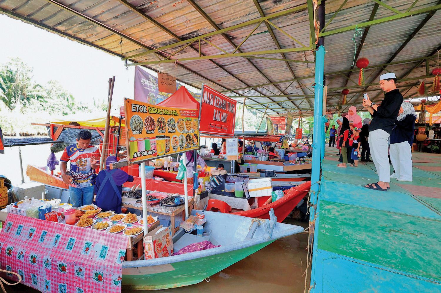 Pasar terapung ‘nyawa’ Kepulauan Tumpat