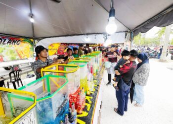 WAN Zack Haikal Wan Nor menjual air balang di Bazar Ramadan Bulatan Sultan Azlan Shah, Ipoh, Perak. 
– UTUSAN/FADZIL ZAINOL