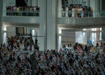 SOLAT fardu secara berjemaah merupakan cara paling minimum untuk peroleh pahala malam al-qadr.