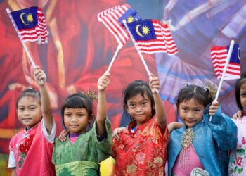 IBU BAPA perlu memainkan peranan penting dalam mendidik anak tentang kepelbagaian kaum, etnik, agama, budaya dan bahasa di negara ini.