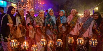 PARA pengunjung tidak melepaskan peluang untuk melihat dengan lebih dekat keunikan pelbagai jenis dekorasi pelita di Kompleks Sukan Negeri, Kuala Nerus, Terengganu. - UTUSAN/PUQTRA HAIRRY