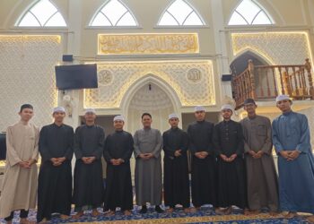 SEBAHAGIAN daripada 20 pelajar Itqan yang terpilih menjadi imam dan bilal menerusi Program Imam On The Road bergambar bersama Abdul Fattah Riddzwan (lima dari kiri) ketika ditemui di Surau At-Taqwa Itqan, Tampin.-UTUSAN/NOR AINNA HAMZAH