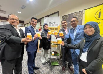 ZUBAIDAH Aimi Abdul Hamid (empat kanan) bersama Naib Chanselor UMK Dr. Arham Abdullah menunjukkan produk VitaLulut Gummies yang dihasilkan oleh , Xbuzz Stingless Bee Production Sdn. Bhd (Xbuzz) di UMK, Bachok, Kelantan hari ini-UTUSAN/TOREK SULONG.