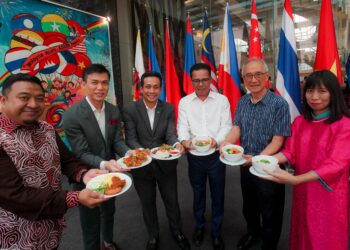 IZWAN Hasli Mohd Ibrahim (tiga kiri) dan Setiausaha Bahagian Pasukan Peringkat Tertinggi Visi Komuniti ASEAN Sekretariat Kebangsaan ASEAN-Malaysia, Datuk Mohd Suhaimi Jaafar (tiga kanan) menunjukkan makanan variasi ASEAN pada Majlis Fiesta Ria Ramadan di Hotel Everly, Putrajaya. - UTUSAN/FAISOL MUSTAFA

GAMBAR : FAISOL MUSTAFA