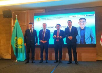 WONG Hon Wai (dua dari kanan) bersama Bulat Sugurbayev (kanan) ketika menghadiri forum perniagaan 'Discover the Heart of Eurasia' di George Town, Pulau Pinang.