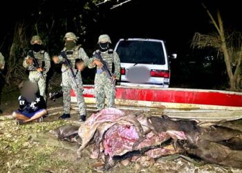 SUSPEK bersama barangan seludup yang dirampas oleh ATM semasa melakukan penugasan di sempadan Malaysia-Thailand, di Rantau Panjang, Kelantan-IHSAN PGA.