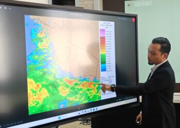 MUHAMMAD Hafiz menunjukkan imej rada di Stesen Meteorologi Utama LTAM Batu Berendam, Melaka. - UTUSAN/AMRAN ALI