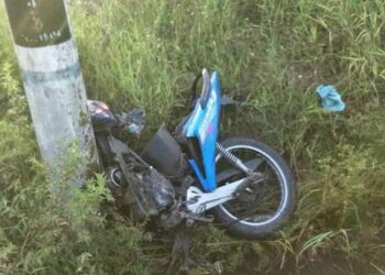 MOTOSIKAL yang dinaiki dua beranak hancur dalam kemalangan di Jalan Dato Kayaman, Beseri, Perlis semalam.-UTUSAN
