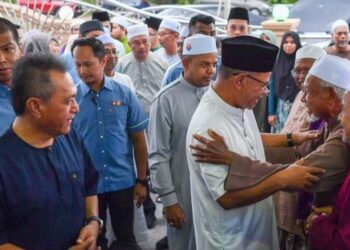 SAIFUDDIN Nasution Ismail beramah mesra dengan penduduk ketika menghadiri Majlis Penerapan Nilai-Nilai Murni bersama JPN di Masjid Al-Raudah Pokok Sena, malam tadi.