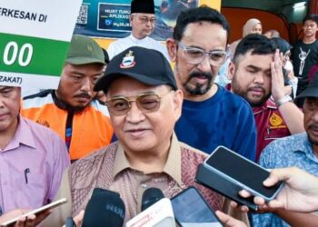 MOHD. ARIFIN Mohd. Arif bercakap kepada pemberita selepas melawat mangsa kebakaran Kampung Cempaka di Dewan Serbaguna Likas, semalam.