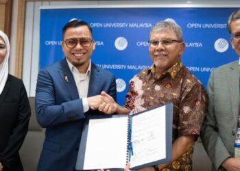 MOHD. Tajudin (dua dari kanan) dan Khairul Amar Razali (dua dari kiri) menunjukkan MoU pendidikan Islam dan pemahaman antara agama dalam Majlis MoU itu di sini, baru-baru ini.