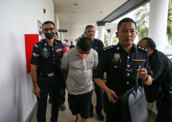 ABD. Rahman Harun dikawal anggota polis selepas berdepan pertuduhan membunuh ibunya di Mahkamah Majistret Alor Setar, hari ini. - UTUSAN/ SHAHIR NOORDIN