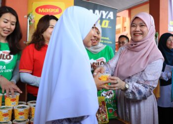 FADHLINA Sidek (kanan) menyampaikan sumbangan kepada pelajar semasa program Jaulah Ramadan Kementerian Pendidikan (KPM) 2025 Peringkat Negeri Kelantan di Sekolah Menengah Kebangsaan Agama Naim Lilbanat, Kota Bharu, Kelantan hari ini-UTUSAN/KAMARUL BISMI KAMARUZAMAN.