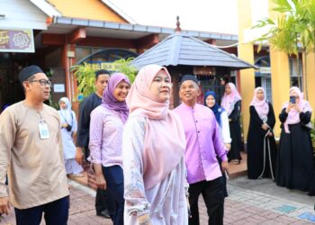 FADHLINA Sidek (tengah) selepas merasmikan program Jaulah Ramadan Kementerian Pendidikan (KPM) 2025 Peringkat Negeri Kelantan di Sekolah Menengah Kebangsaan Agama Naim Lilbanat, Kota Bharu, kelantan hari ini-UTUSAN/KAMARUL BISMI KAMARUZAMAN.