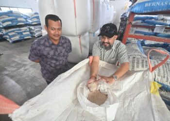 MUJAHID Che Hamid menunjukkan bekalan BPT yang diterima syarikatnya di Kuantan, Pahang. – UTUSAN/SHAIKH AHMAD RAZIF
