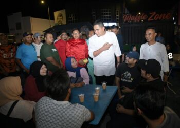 MUHAMAD Akmal Saleh beramah mesra pada program santai moreh Pemuda UMNO di Kangar Jaya, Perlis semalam.-UTUSAN/IZLIZAN OTHMAN