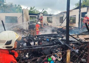 ANGGOTA bomba memadam kebakaran sebuah rumah di Kampung Chempaka, Pengkalan Chepa dekat Kota Bharu, Kelantan. - IHSAN PENDUDUK