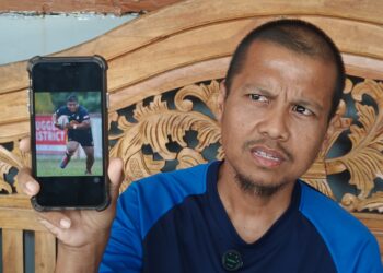 MOHAMAD NASIRUDIN Md. Zen menunjukkan gambar ketika dia aktif dalam sukan ragbi. - UTUSAN/AMRAN ALI
