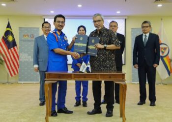 Datuk Aminurrahim Mohamed dan Prof Datuk Dr. Kassim Noor Mohamed bertukar-tukar dokumen