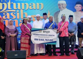 AHMAD Zahid Hamidi, menyampaikan pampasa.Ex-Gratia kepada penduduk Kampung Orang Jeram Kedah, Lenggeng yang terlibat dalam Projek Pembinaan Jalan Baharu dari Kampung Gagu hingga Ulu Beranang pada Majlis Santunan Kasih Ramadan KKDW 2025 (Zon Tengah) di Masjid Al-Munawwarah, Panchor Jaya, Seremban, hari ini.-UTUSAN/MOHD. SHAHJEHAN MAAMIN