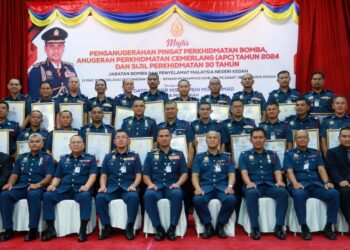 NOR Hisham Mohammad (duduk, tengah) bersama pengurusan JBPM bergambar bersama pegawai dan anggota yang menerima anugerah di Ibu Pejabat Bomba Kedah, Alor Setar.