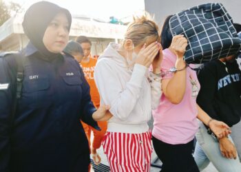 LEE CHEN KHANG dan Nguyen Thi My Tien (baju putih) dibawa ke Mahkamah Majistret Johor Bahru secara berasingan atas tuduhan mengedar dadah.
