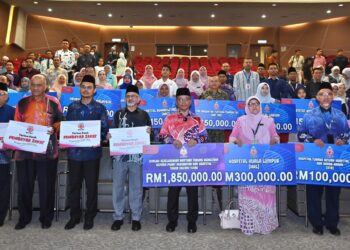 Datuk Dr Mohd Na’im Mokhtar ketika bergambar bersama kesemua penerima sumbangan pada program Rahmah Madani Ramadan MAIWP : Majlis Sumbangan Kepada Pusat Perubatan dan Hospital Tahun 2025 di Hospital Tunku Azizah, Kuala Lumpur di sini hari ini. UTUSAN/SYAKIR RADIN