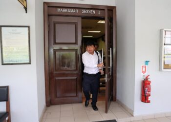 HOW Eng Hwa yang mewakili syarikat pembinaan, China State Construction Engineering (M) Sdn. Bhd. didakwa di Mahkamah Sesyen Seremban atas pertuduhan membenarkan 16 imigran haram untuk masuk dan tinggal di premis syarikat itu pada Februari lalu.-UTUSAN/NOR SHAFAWATI YUP.