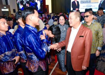HAJIJI Noor (dua kanan) semasa beramah mesra dengan penuntut IPG semasa pelancaran sumbangan Sentosa di IPG Kampus Gaya di Kota Kinabalu hari ini