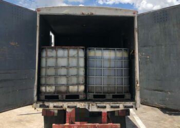 HASIL pemeriksaan ke atas lori tersebut membawa kepada penemuan empat tong dengan satu daripadanya mengandungi kira-kira 900 kilogram minyak sawit mentah.