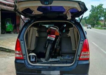 MOTOSIKAL Yamaha RXZ yang dirampas Batalion 9 PGA selepas menahan sebuah MPV yang dipandu seorang lelaki di Kampung Banggol Kulim, Rantau Panjang, Kelantan-IHSAN PGA.
