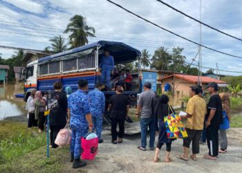 ANGGOTA Angkatan Pertahanan Awam membantu memindahkan mangsa yang terjejas banjir di Beaufort baru-baru ini-IHSAN APM