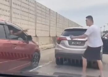 TANGKAP layar rakaman menunjukkan seorang lelaki bertengkar dengan seorang pengguna jalan raya lain di Lebuhraya EDL, Johor Bahru.