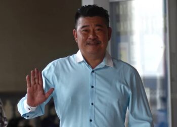 OOI Khar Giap atau Patrick Ooi sempat melambai kepada media ketika tiba di Mahkamah Sesyen George Town, Pulau Pinang, semalam.-UTUSAN/IQBAL HAMDAN