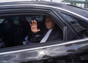 Ismail Sabri Yaakob keluar dari Ibu Pejabat SPRM selepas selesai memberi keterangan hampir lima jam di Ibu Pejabat SPRM, Putrajaya. - UTUSAN/FAISOL MUSTAFA